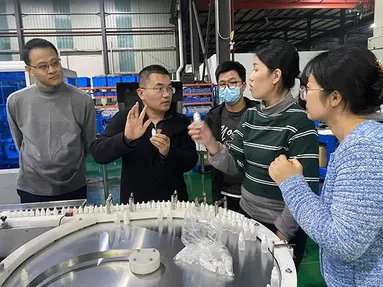 Sistema de inspección visual de gran precisión aplicada a la fabricación de gotas oftálmicas en Malasia 